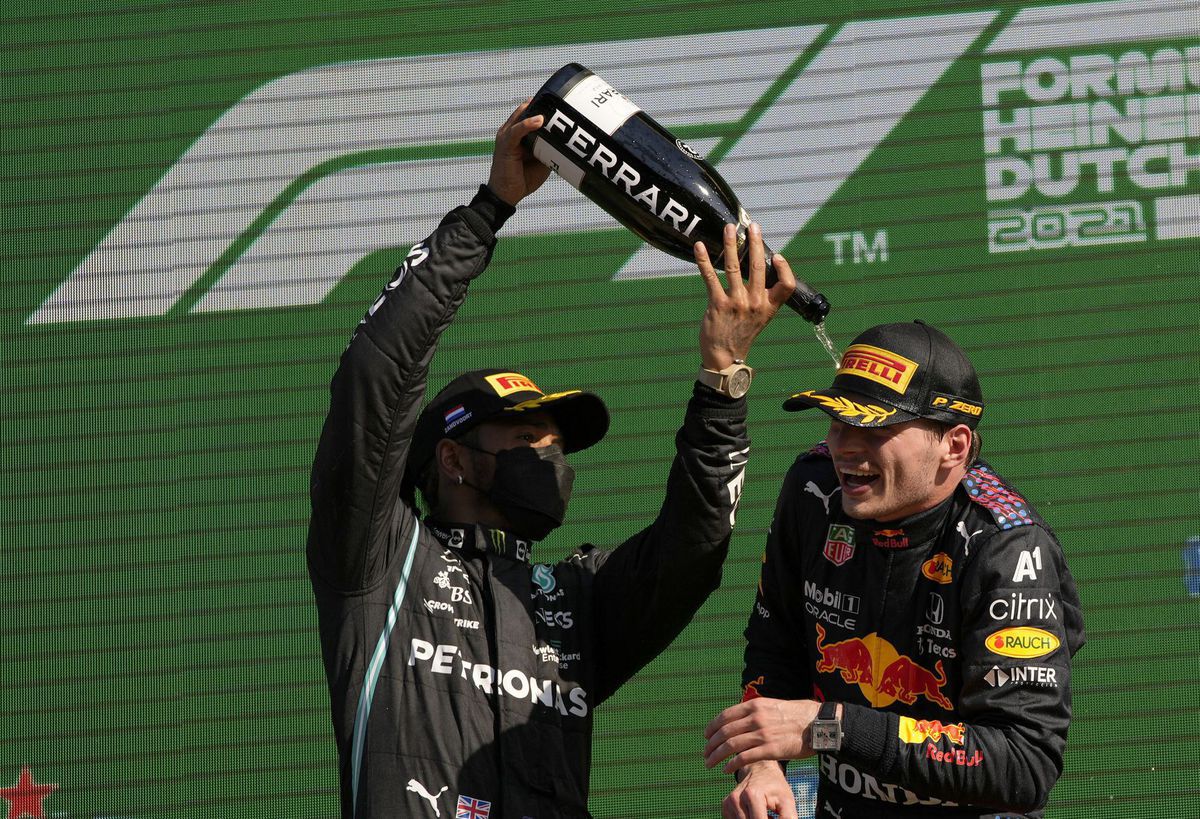 Lewis Hamilton a Max Verstappen na pódiu.