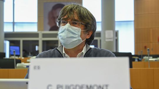 Súd odložil rozhodnutie o vydaní Puigdemonta do Španielska