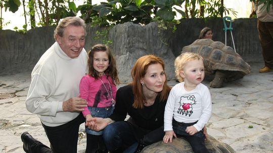 Karel Gott a manželkou a dcérami v roku 2010 -...