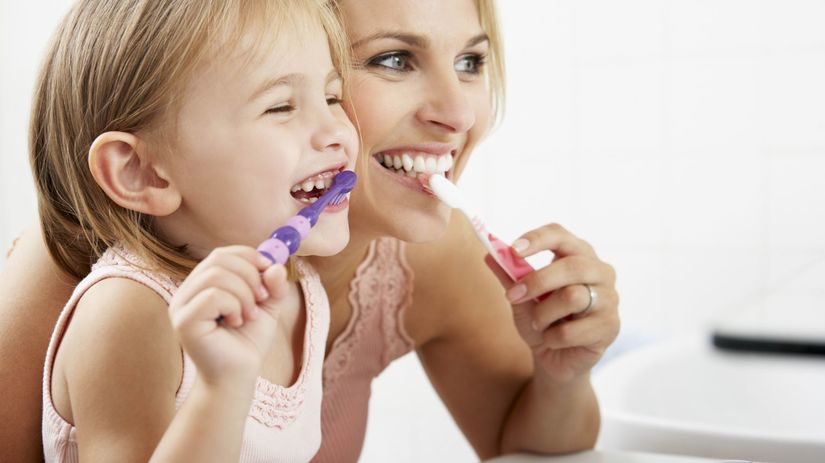 mama, dieťa, umývanie, čistenie zubov