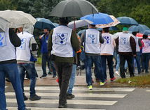 Na snímke zástupcovia Odborového zväzu KOVO počas blokovania cestného priechodu pre chodcov na Košickej ulici v Žiline