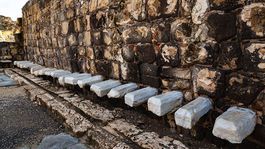 Ruiny starovekych toaliet Izrael autor Logan Bush  shutterstock ilustracna fotka small