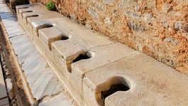 Verejne toalety v starovekom greckom meste Efez shutterstock.sk ilustracna fotka small