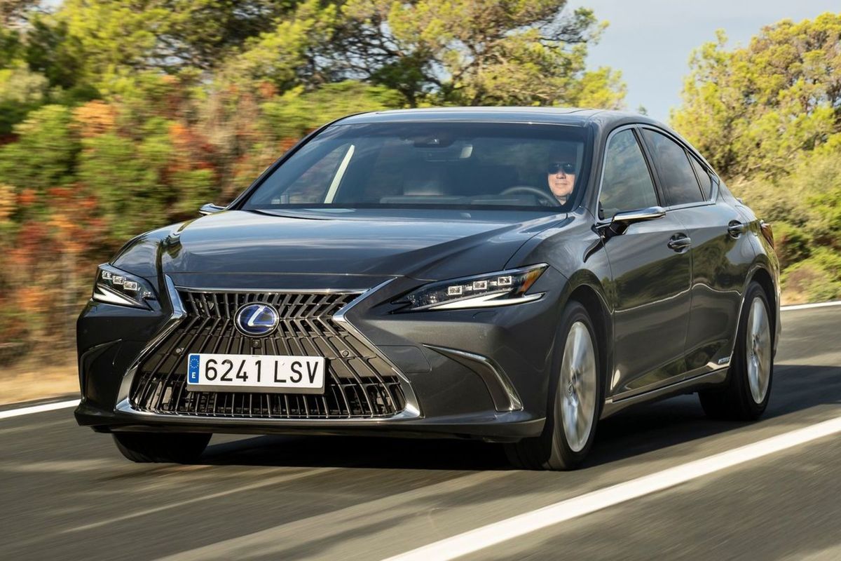 Lexus ES 300h má prepracovanú prednú masku a...