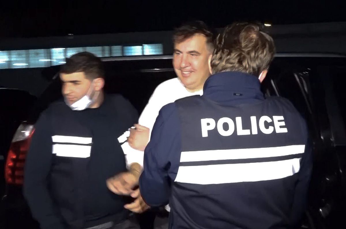 Policajti eskortujú bývalého gruzínskeho...