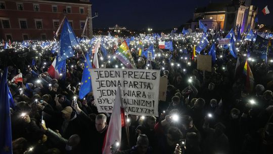Poliaci pochodovali za EÚ. Polícia zadržala aj premiérovho synovca