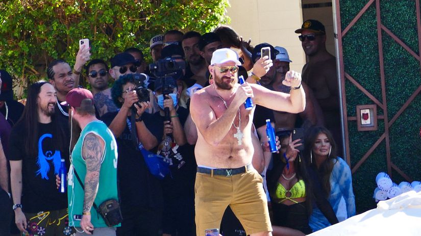 Tyson Fury si užíva víťaznú párty po výhre nad...