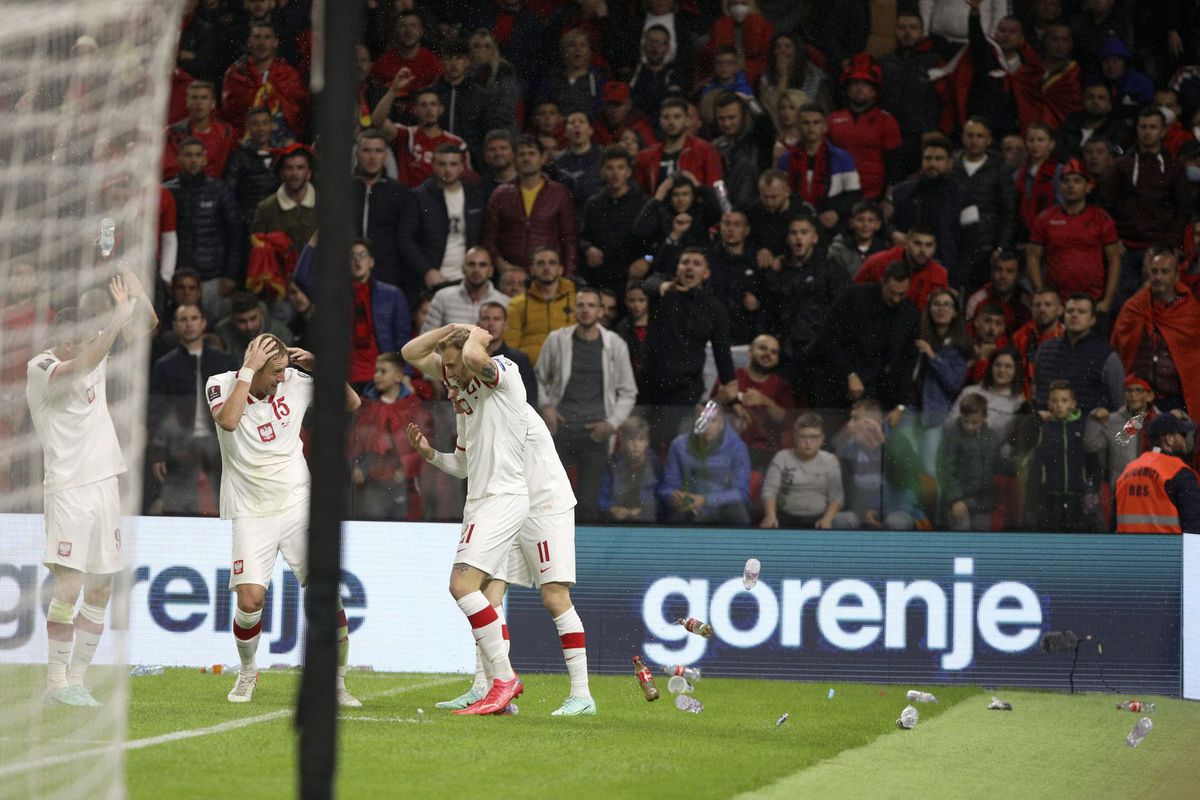 Poľskí futbalisti si chránia hlavy pred...