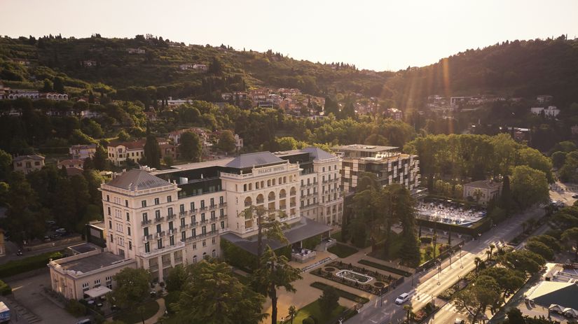 Záber na historický hotel Kempinski Palace...