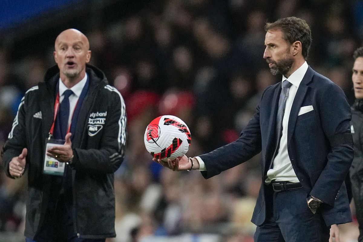 Tréner Anglicka Gareth Southgate (vpravo) s...