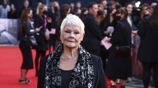 Herečka Judi Dench na premiére filmu Belfast.