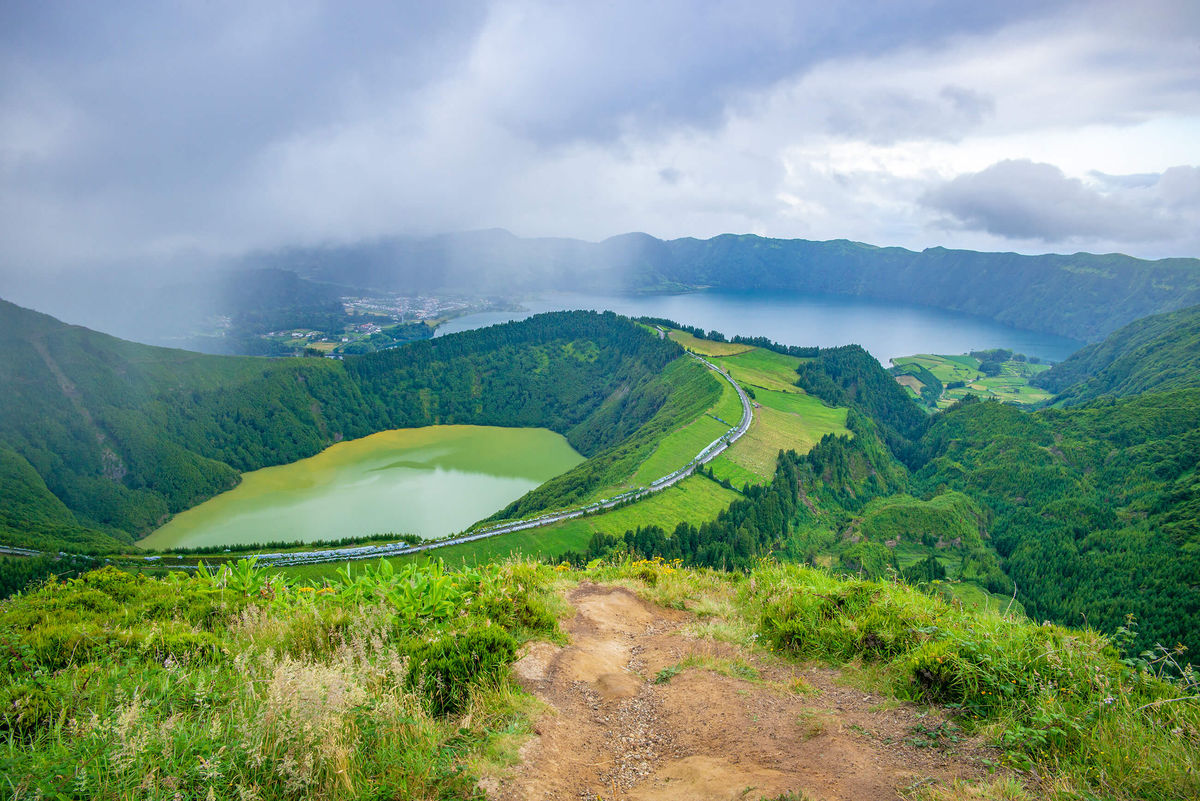 Sete Cidades, jazerá dvoch farieb, reprezentujú...