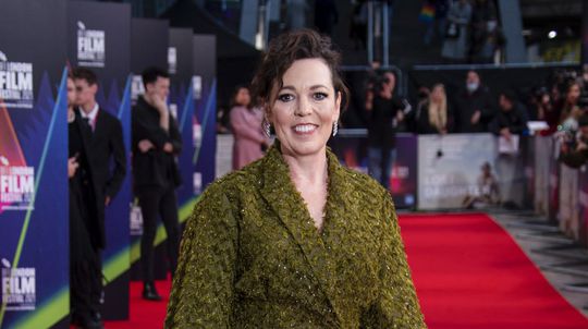 Herečka Olivia Colman v kreácii Emilie...