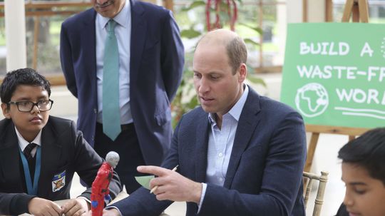 Princ William sa premenil na pozorného "študenta".