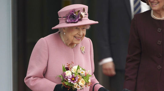 Queen Elizabeth II.  before the meeting of the Welsh ...