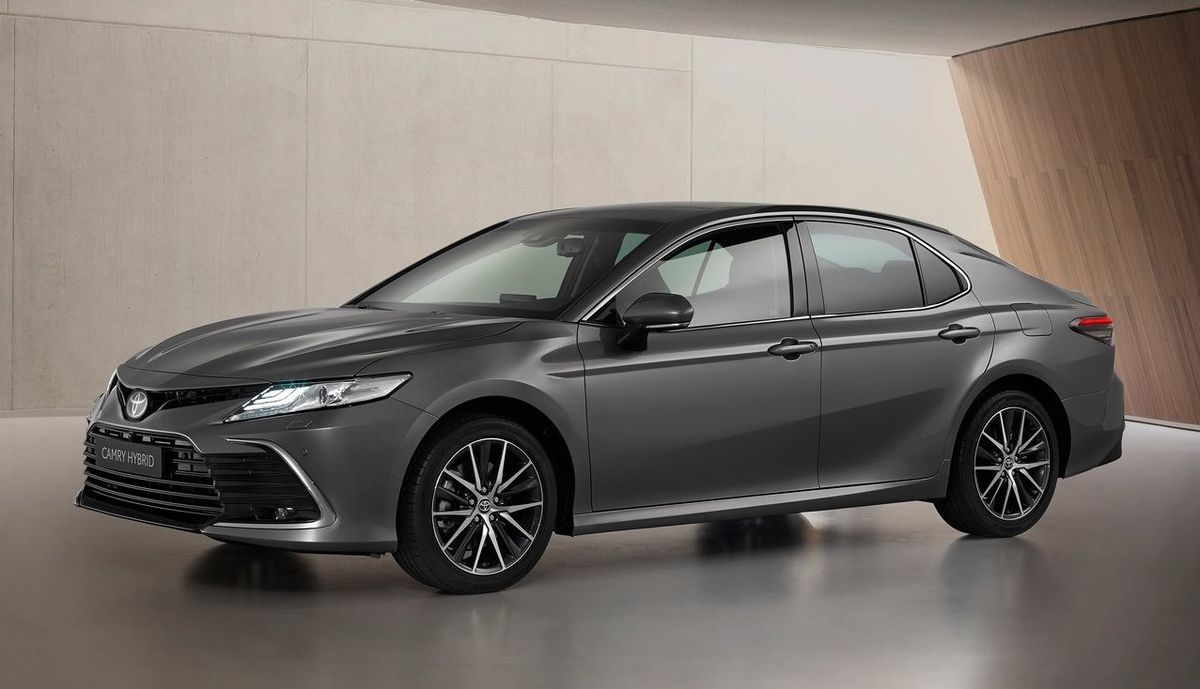 Toyota Camry (2021, hybrid)