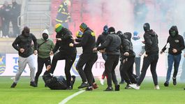 Une bataille entre les supporters de Trnava et de Slovan sur le terrain.