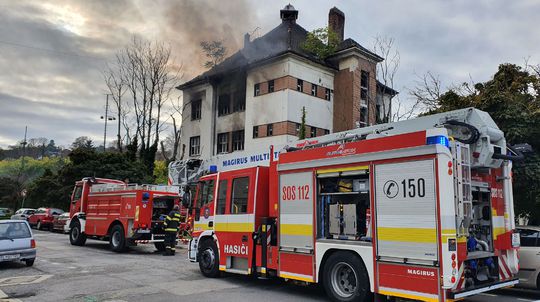 Na Žabotovej ulici v Bratislave horí opustená budova