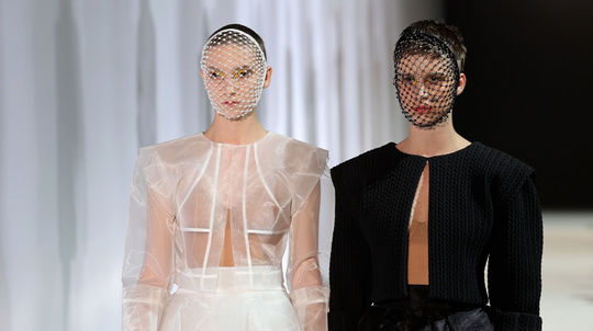 Modelka Ema Čaputová (v čiernej kreácii) na...