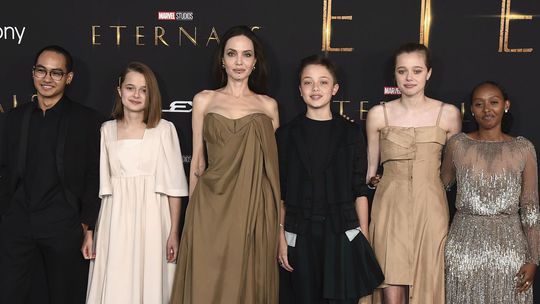 Zľava: Maddox Jolie-Pitt, Vivienne Jolie-Pitt,...