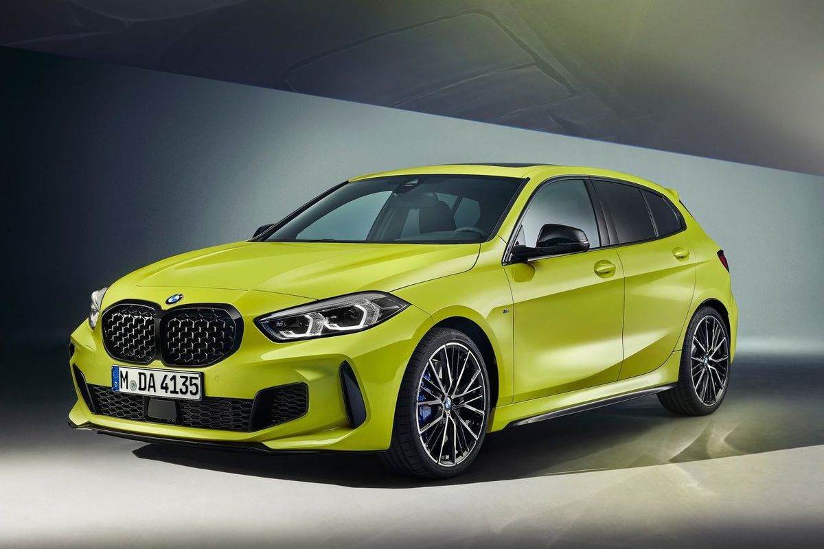 Vrcholová verzia radu M135i sa navonok nijako...