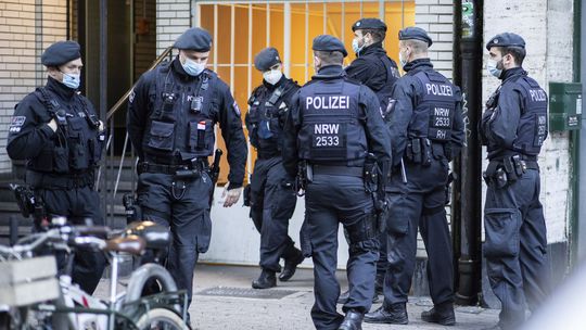 Polícia v Essene zrejme zabránila útoku na škole, u žiaka našla výbušniny i zbrane