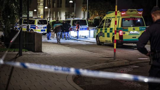 Sanitka a policajné autá pred obytným domom v...