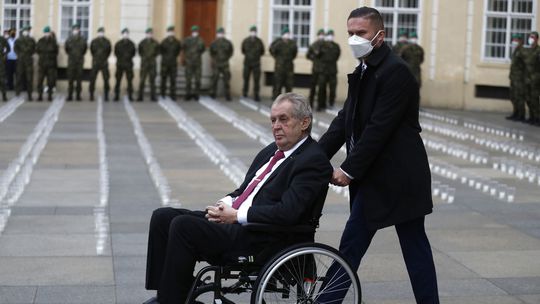 Český Senát by mohol rokovať o odobratí právomocí Zemanovi 9. novembra