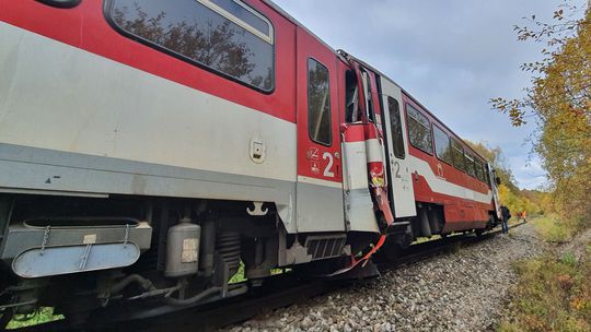 Náhradný vlak pri Pavlovciach narazil do vlaku, ktorý mal pre poruchu odtiahnuť