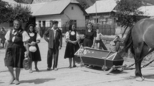 Zvážanie truhly s nebožtíkom na saniach pomocou...