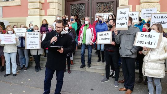 Hlučný protest pred súdom v B. Bystrici: Kolíková klame, hanba