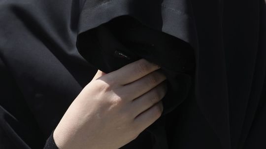 Moslimské šatky na školách v Rakúsku dostali stopku. Návrh zákona prešiel, Zelení hovoria o protiústavnosti