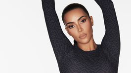 Influencerka, dizajnérka a celebrita Kim Kardashian West v jednom z kúskov kolekcie FENDIxSKIMS, ktorý vytvorila spoločne s Kimom Jonesom, dizajnérom Fendi. 