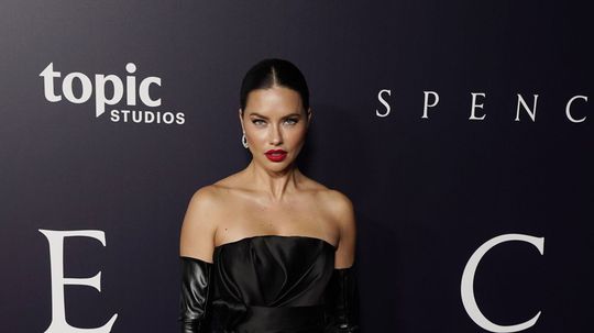 Modelka Adriana Lima sa objavila na premiére...