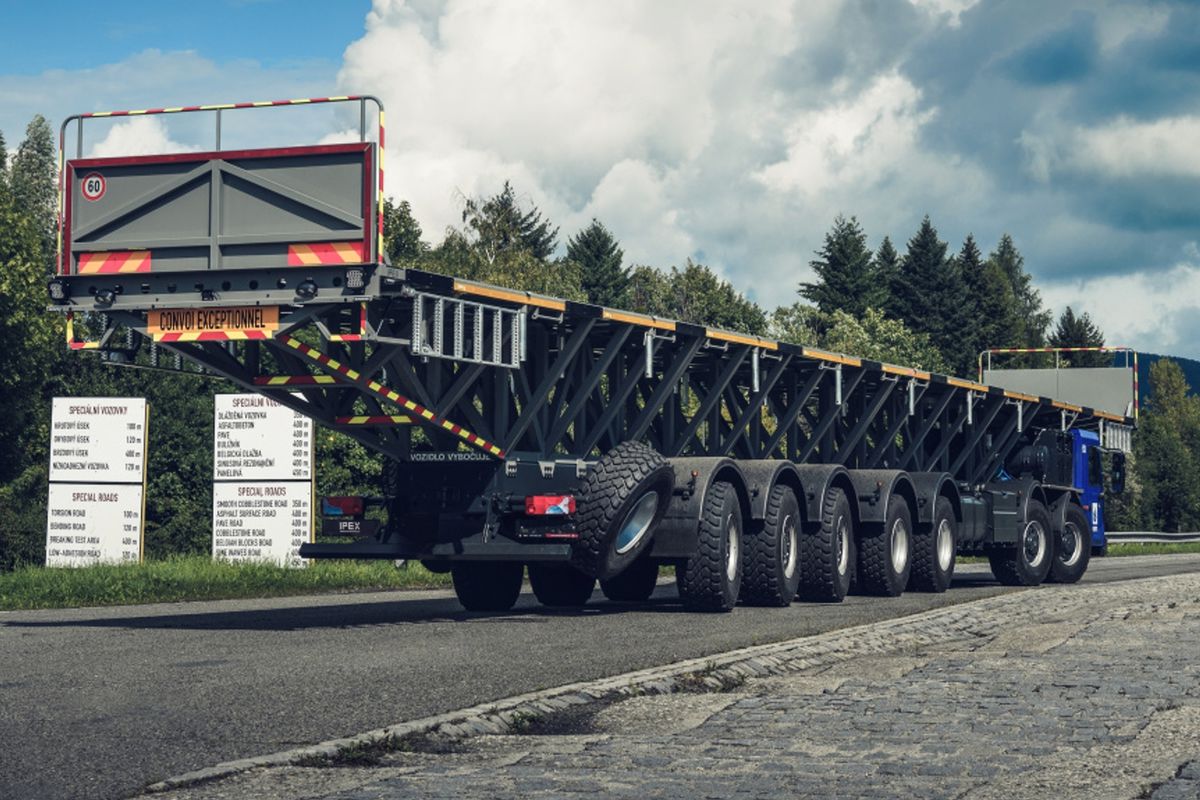 Zo siedmich náprav sú štyri hnané a päť...