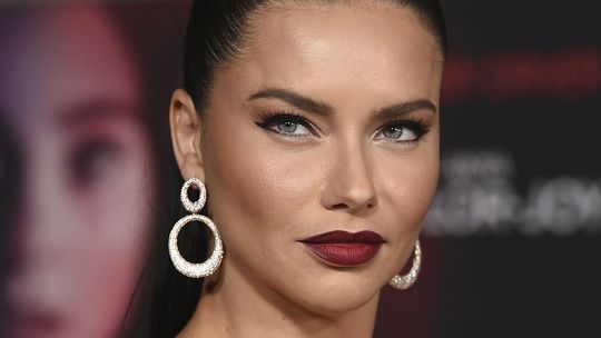 Topmodelka Adriana Lima s výrazným tmavým...