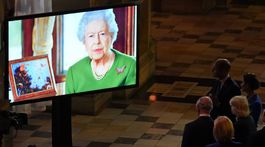 britská kráľovná Alžbeta II. sa prihovára...