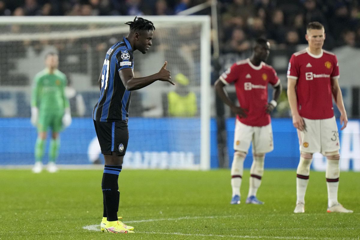 Duván Zapata oslavuje gól proti Manchestru United.