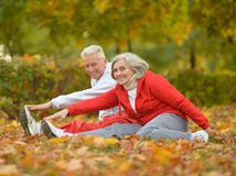 seniori, manželia, cvičenie, radosť, jeseň, príroda