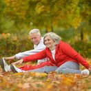 seniori, manželia, cvičenie, radosť, jeseň, príroda