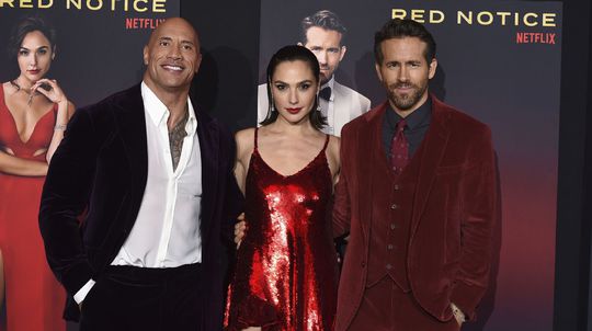 Zľava: Trio hereckých hviezd Dwayne Johnson,...