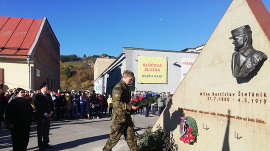 Štefánikov pamätník odhalili v Dolnom Kubíne na...