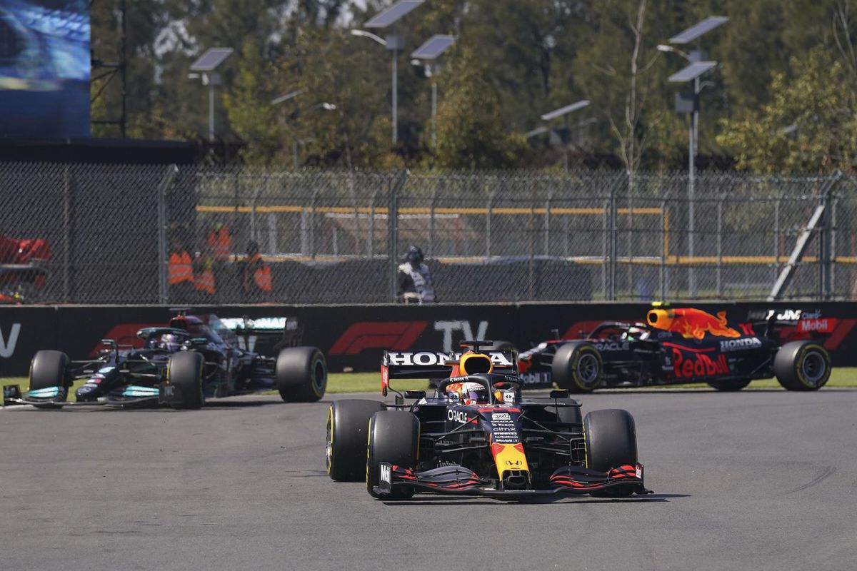 Max Verstappen na čele Veľkej ceny Mexika pred...