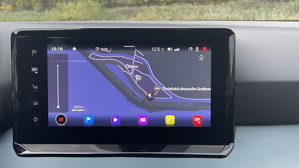 Infotainmentový displej sa na prístrojovej...