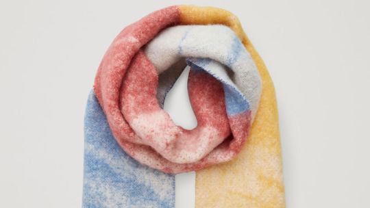 Viacfarebný maxišál COS, rozmery má 228 krát 28...