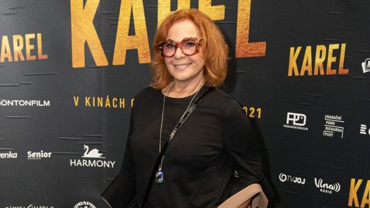 Herečka Kamila Magálová na premiére...
