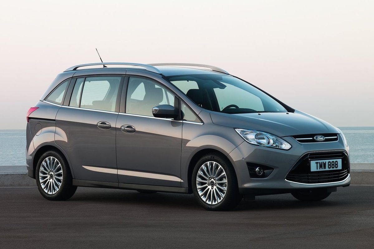 Ford Grand C-Max má praktické posuvné dvere a...