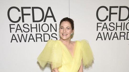 Herečka a moderátorka Drew Barrymore v šatách z...