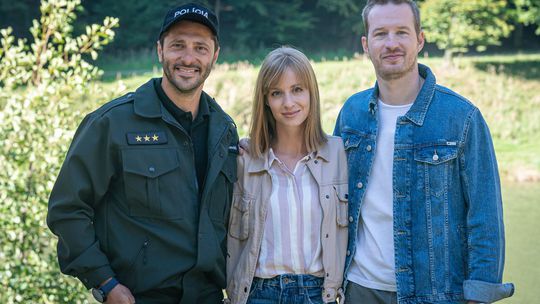 Hlavné postavy stvárni Braňo Deák, Simona...