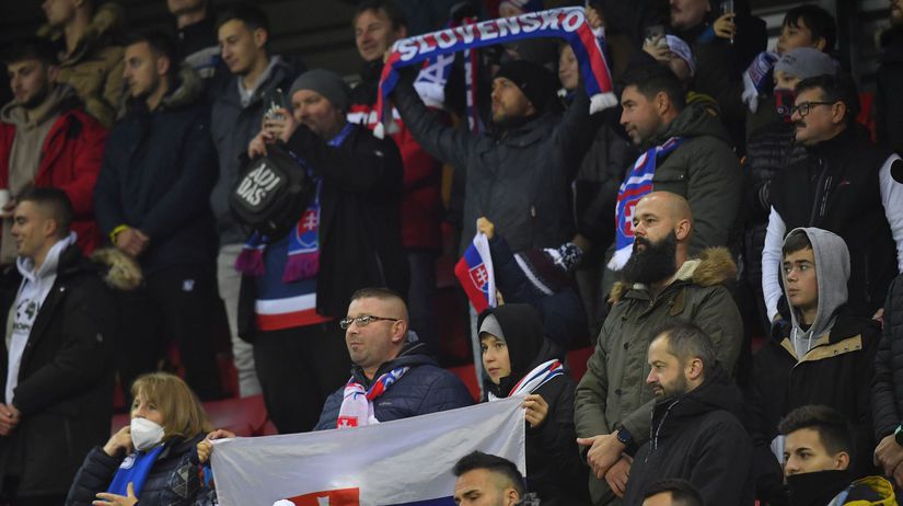 Slovenskí futbalisti počas zápasu proti...